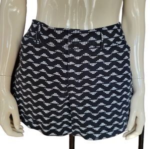 size 12 black and white Old Navy shorts.